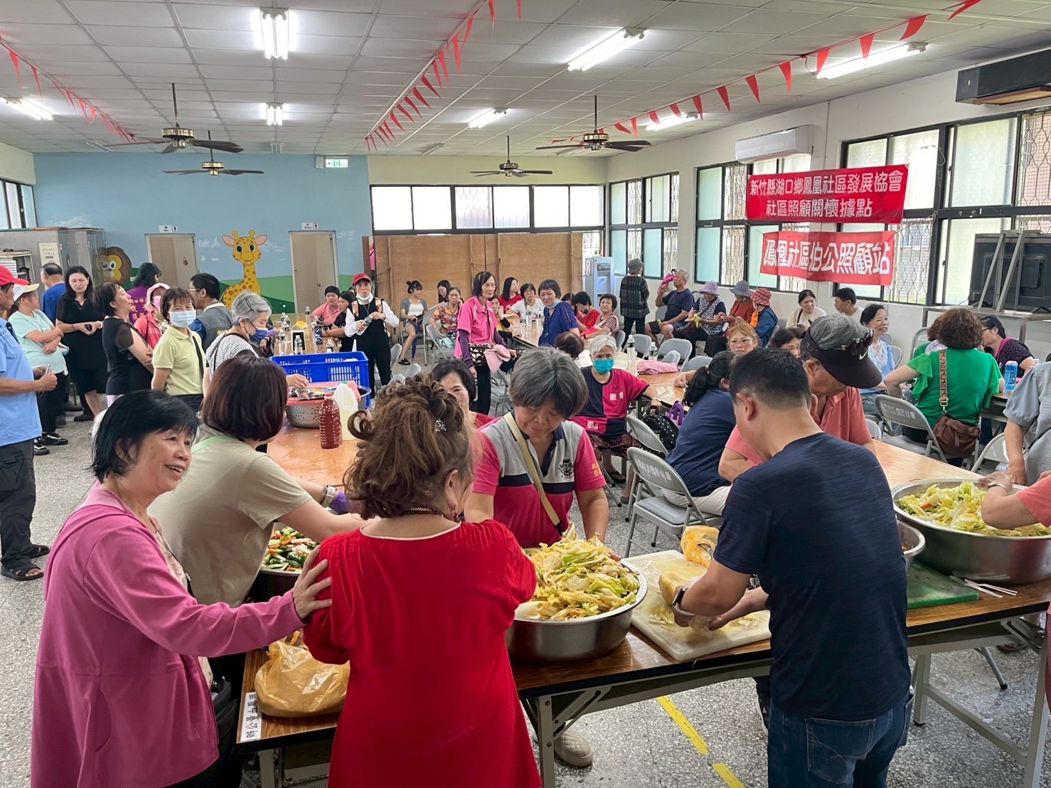 社區民眾齊聚鳳凰社區活動中心參與客家泡菜DIY體驗,透過實作認識客家飲食文化,現場互動熱絡。(圖/記者林照東翻攝)