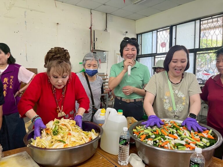 客家藝人澎澎親自示範客家泡菜製作技巧,文教獅子會創會長陳美仁博士在旁與民眾互動交流,推廣客家文化傳承。(圖/記者林照東翻攝)