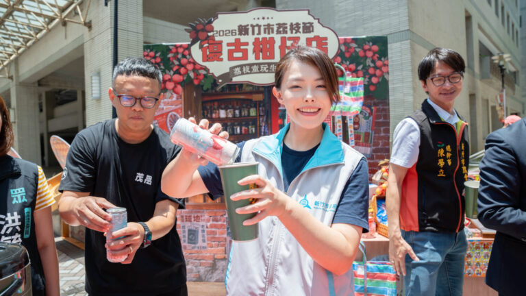 高虹安親手調製限定版荔枝消暑飲品。(圖/記者黃溎芬翻攝)
