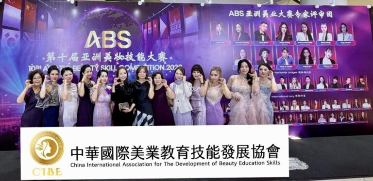 CIBE理事長馮晏昀率領台灣美業評審團前進馬來西亞雲頂高原,參與第十屆ABS亞洲美妝技能大賽,與來自亞洲各國美業專家共同推動國際技術交流與人才培育合作。(圖/CIBE提供)