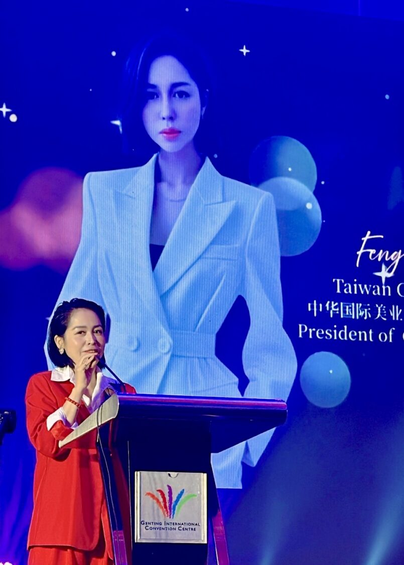 CIBE理事長馮晏昀受邀於ABS亞洲美妝技能大賽國際論壇發表演說,分享台灣美業教育發展成果及國際合作願景,獲得各國與會代表高度關注。(圖/CIBE提供)