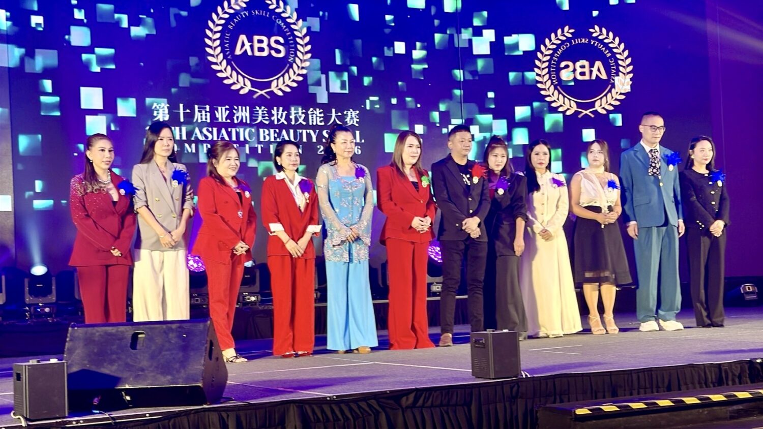 第十屆ABS亞洲美妝技能大賽開幕典禮盛大舉行,來自亞洲各國評審及產業代表齊聚一堂,共同見證美業國際交流盛會。(圖/CIBE提供)