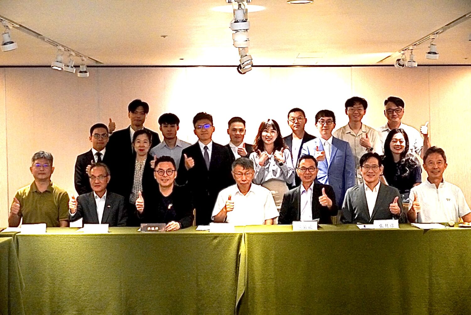 第五屆「眾智成城」博、碩士論文獎首次政策論壇暨入選獎頒獎典禮合影。(圖/台灣新故鄉智庫協會提供)