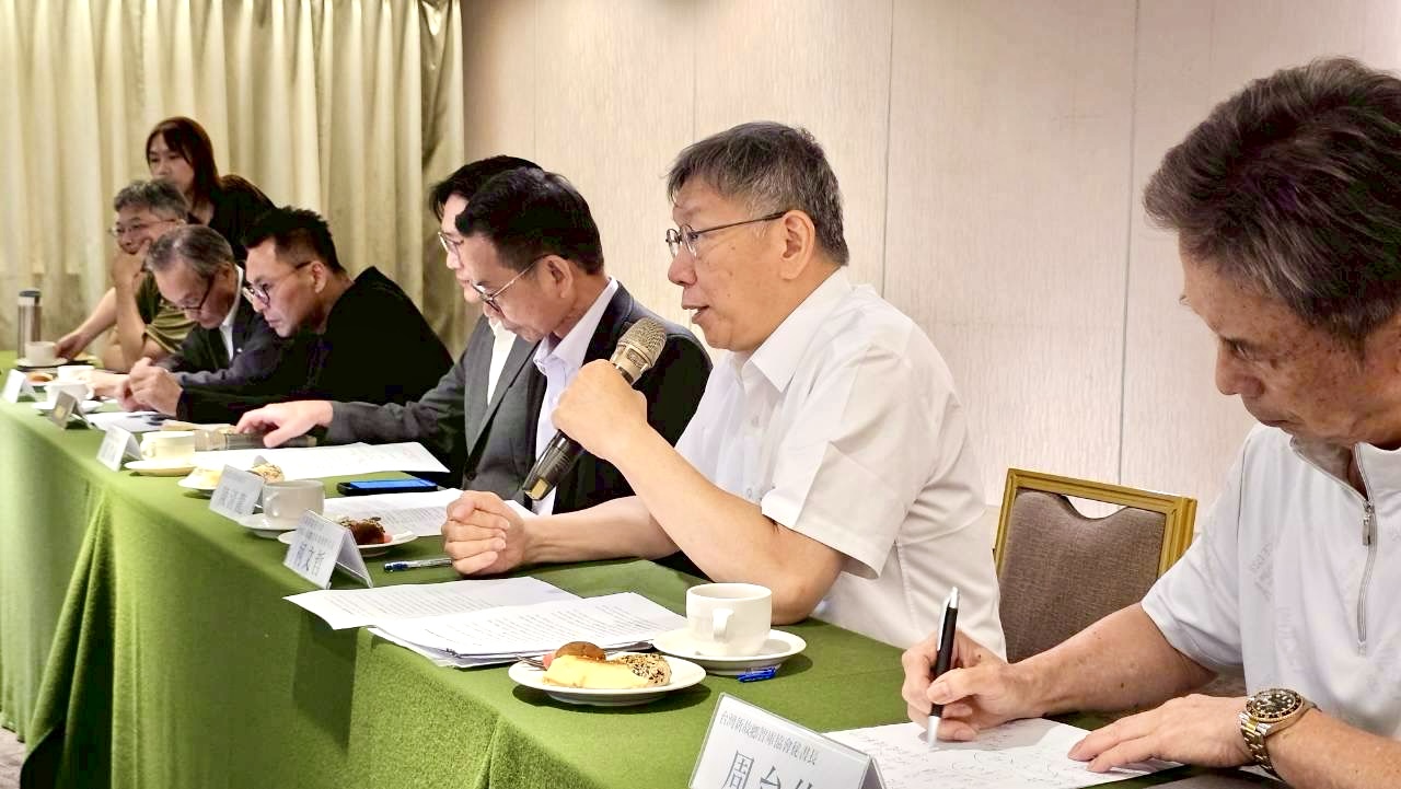 新故鄉智庫協會理事長柯文哲與入選青年研究者進行政策座談交流。(圖/台灣新故鄉智庫協會提供)