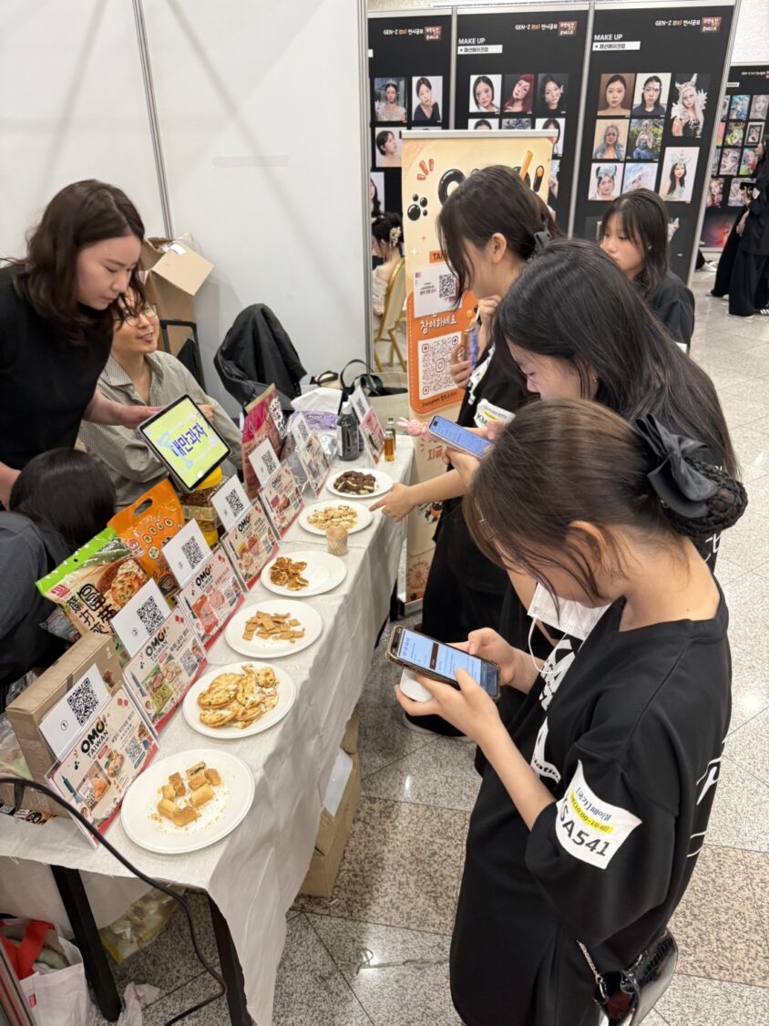 KMAA參賽選手於活動期間參與OMO!TAIWAN產品體驗活動,透過試吃及交流分享對台灣食品與生活風格品牌的第一手感受。(圖/晨露國際貿易提供)
