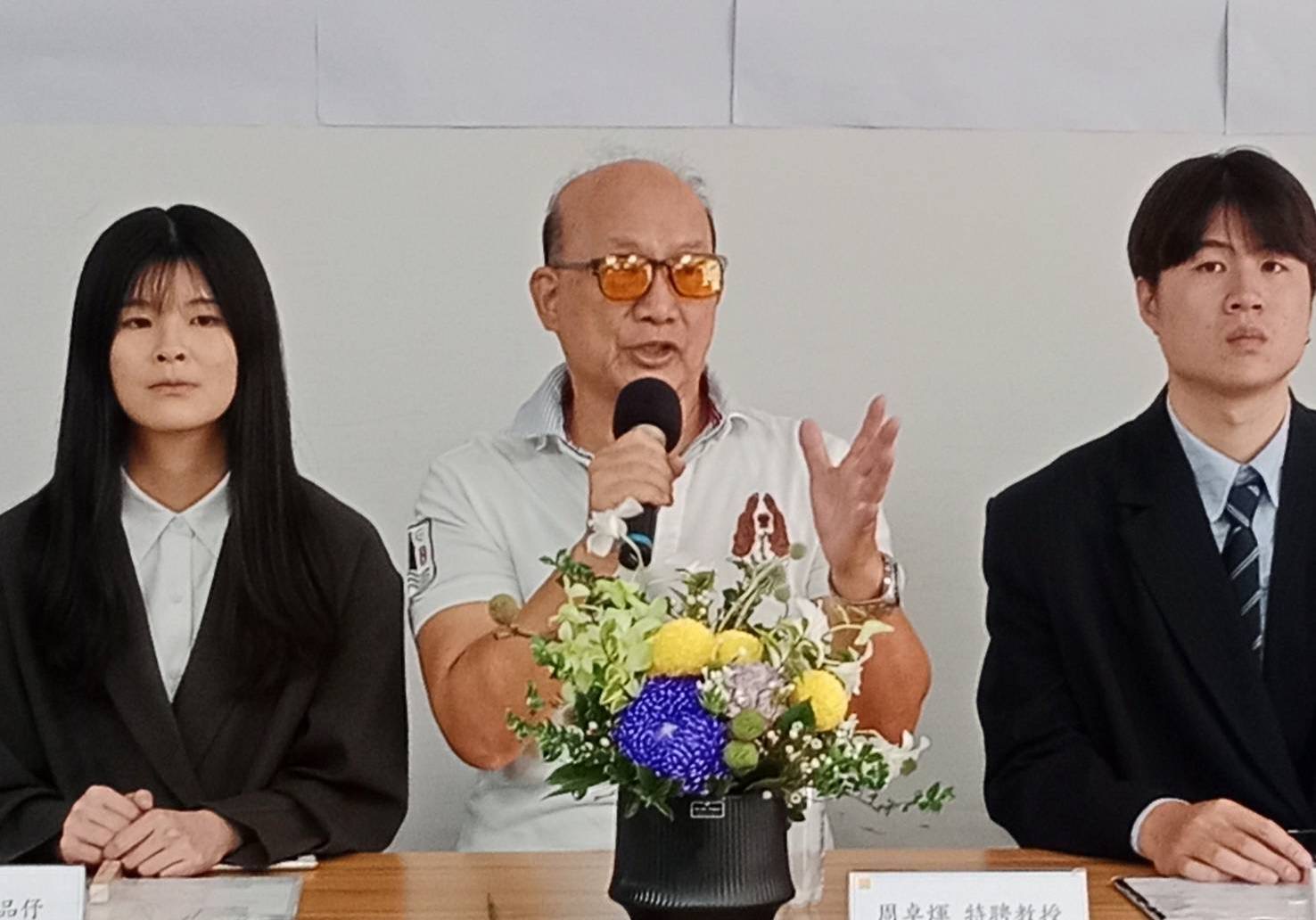 周卓煇教授強調示範如何用釣具很重要,鼓勵學生投入研究與分析。(圖/記者黃溎芬翻攝)