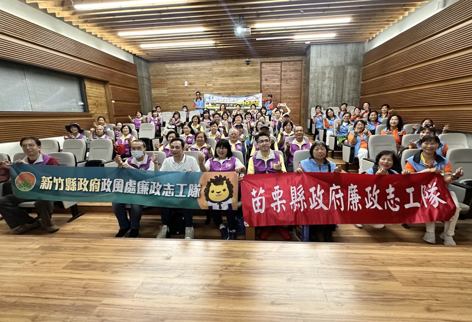 新竹縣政府政風處與苗栗縣政府政風處共同舉辦「115年廉政志工專業聯合培訓暨跨域交流活動」，透過致贈紀念品象徵跨縣市廉政夥伴攜手合作，深化廉政志工交流與友誼。（圖／新竹縣政府政風處提供）