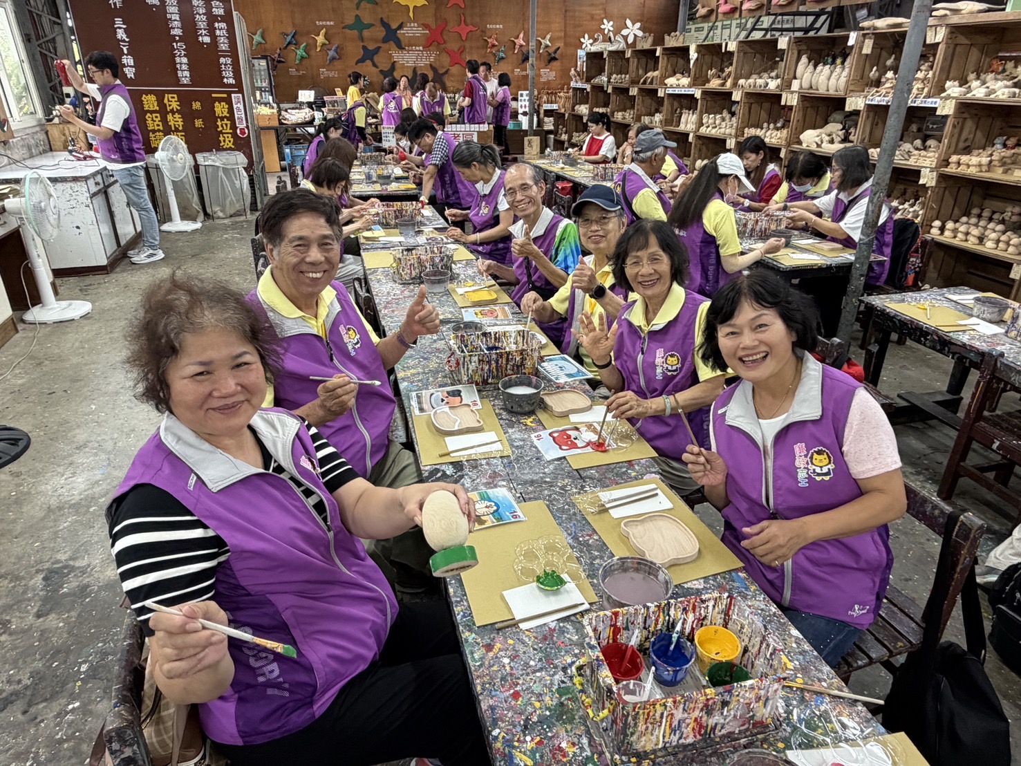 廉政志工參與三義彩繪DIY體驗課程，發揮創意彩繪木製作品，在寓教於樂中增進交流互動，凝聚團隊向心力。（圖／新竹縣政府政風處提供）
