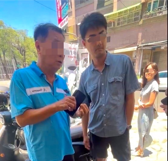 當下陳姓教師卻聯繫已從警界退休的父親出面處理，但陳父護短處置，她認為，該事件已非單純校友或一般朋友間的互動。（圖／當事人提供）
