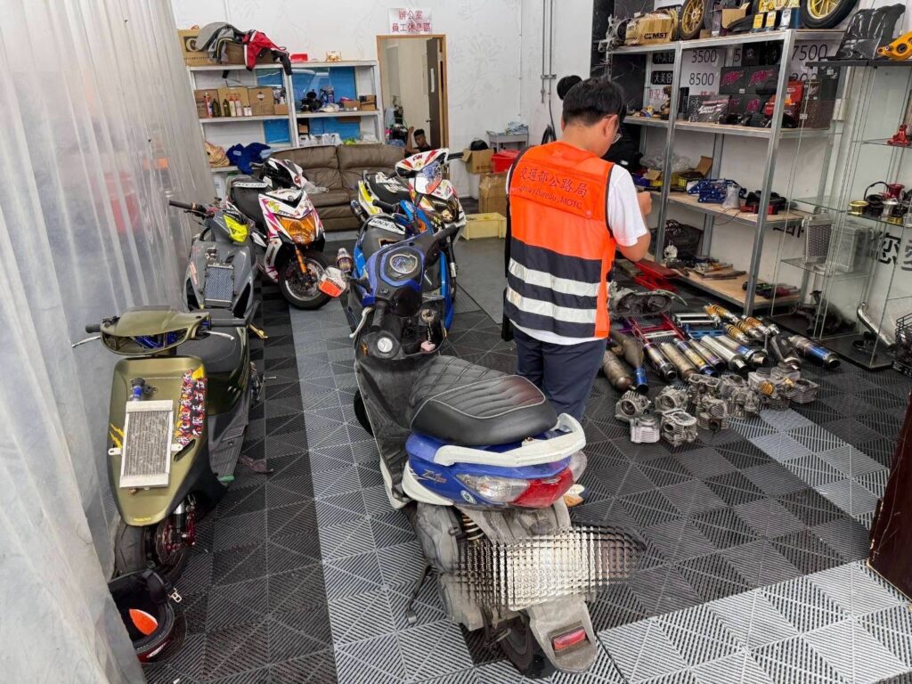 新湖分局聯合刑警大隊偵二隊執行專案搜索行動，深入涉案改裝車行蒐證，現場查扣多部改裝機車及相關零件，追查危險駕駛集團幕後網絡。（圖／記者張家燁翻攝）