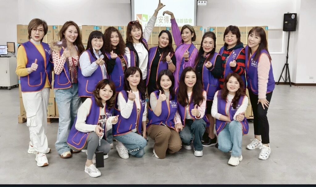 台灣世界夫人發展協會成員前往安德烈食物銀行投入公益服務，透過物資整理與志工行動，將關懷送到需要幫助的家庭。（照片／台灣世界夫人發展協會提供）