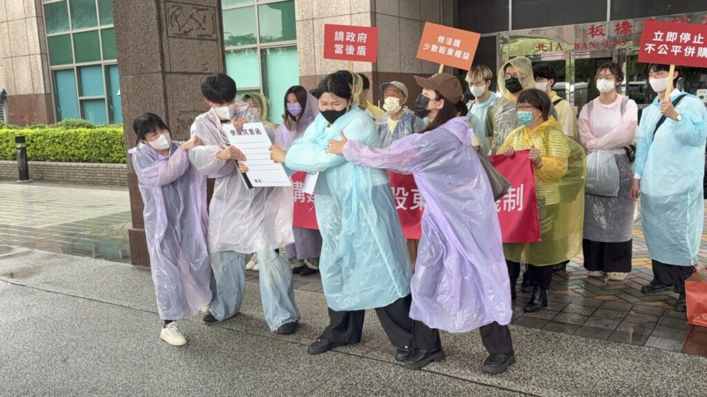 元大少數股東以三位「大股東代表」圍迫一位「少數股東代表」、搶奪「併購同意函」的戲劇畫面,突顯少數股東在強勢資本壓力下,可能失去實質表意空間與談判權利。(圖/記者鄭元毓翻攝)