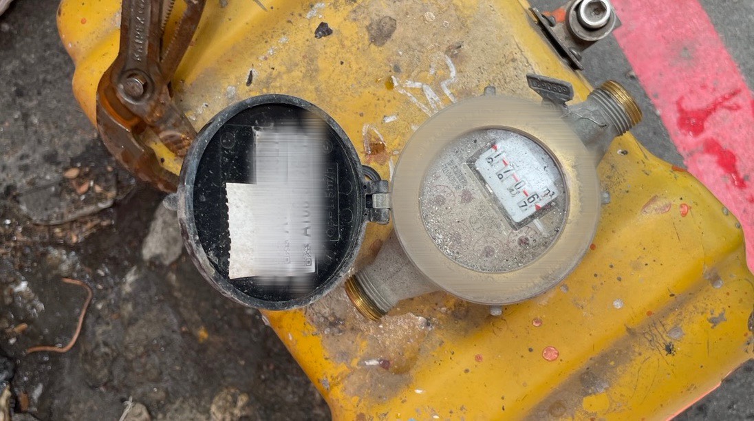 台電、台水作業人員拆除之電錶、水錶。（圖／記者 趙靜姸翻攝）
