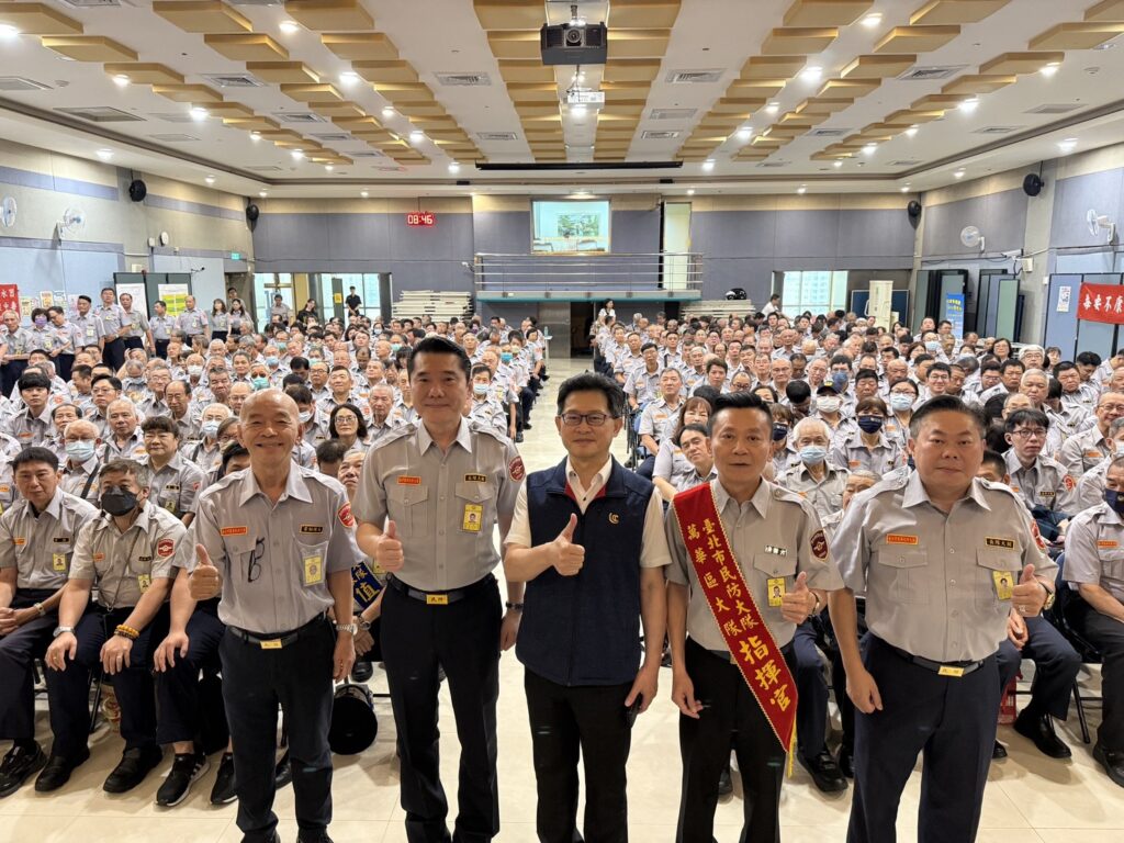 萬華分局日前假萬華區公所大禮堂舉行民防、義警常年訓練，分局長陳勇華（前排中）親自出席訓練會場。（圖／記者 趙靜姸翻攝）