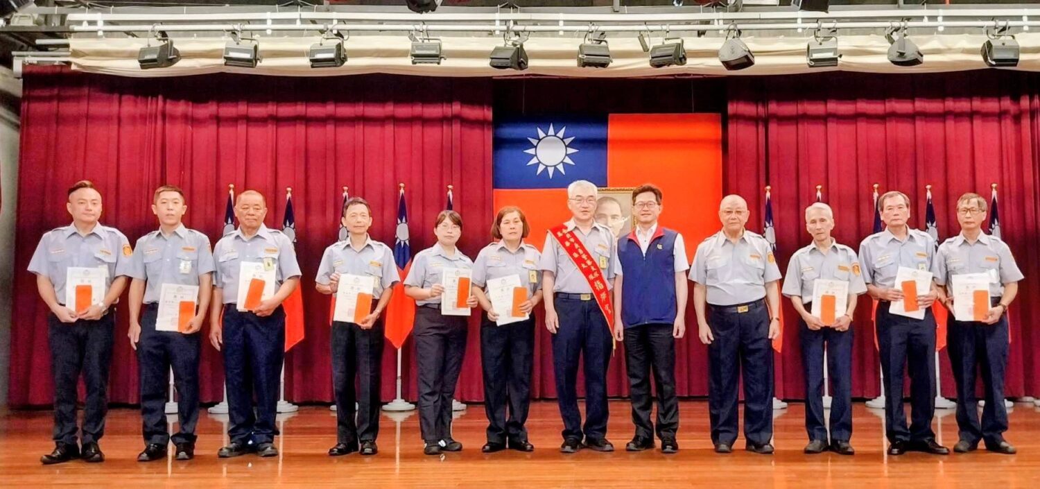 陳勇華分局長(右五)與受到頒獎表揚的績優協勤人員合影。(圖/記者 趙靜姸翻攝)