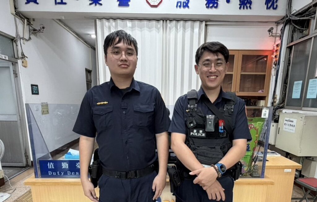 萬華分局西園所員警林宏偉（右）、張哲祐（左）。（圖／記者 趙靜姸翻攝）