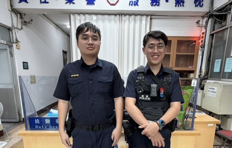萬華分局西園所員警林宏偉（右）、張哲祐（左）。（圖／記者 趙靜姸翻攝）