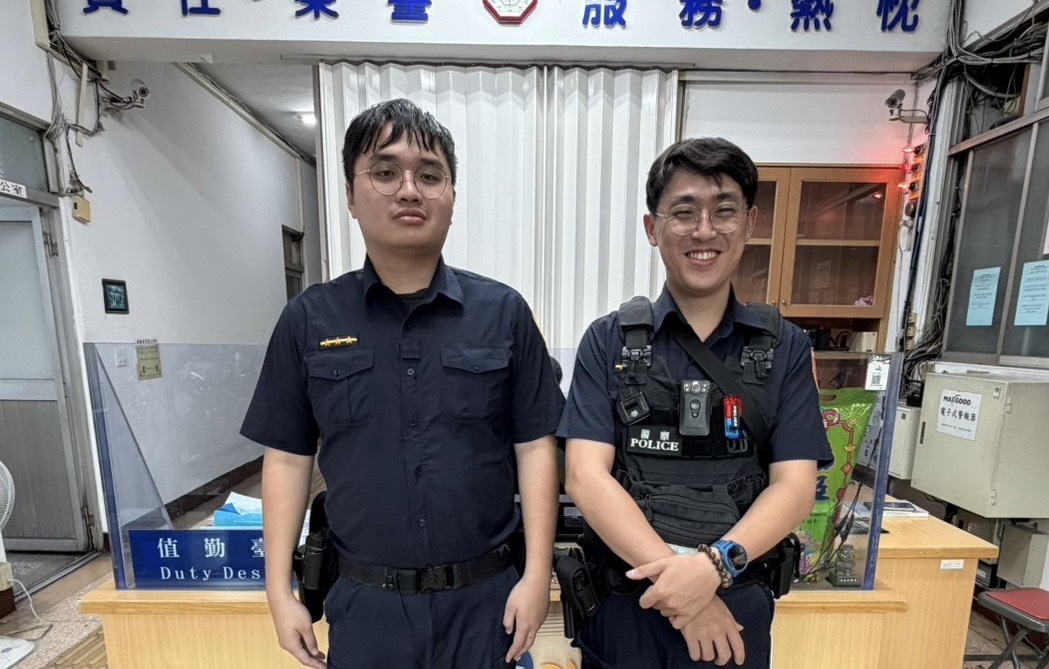 萬華分局西園所員警林宏偉（右）、張哲祐（左）。（圖／記者 趙靜姸翻攝）