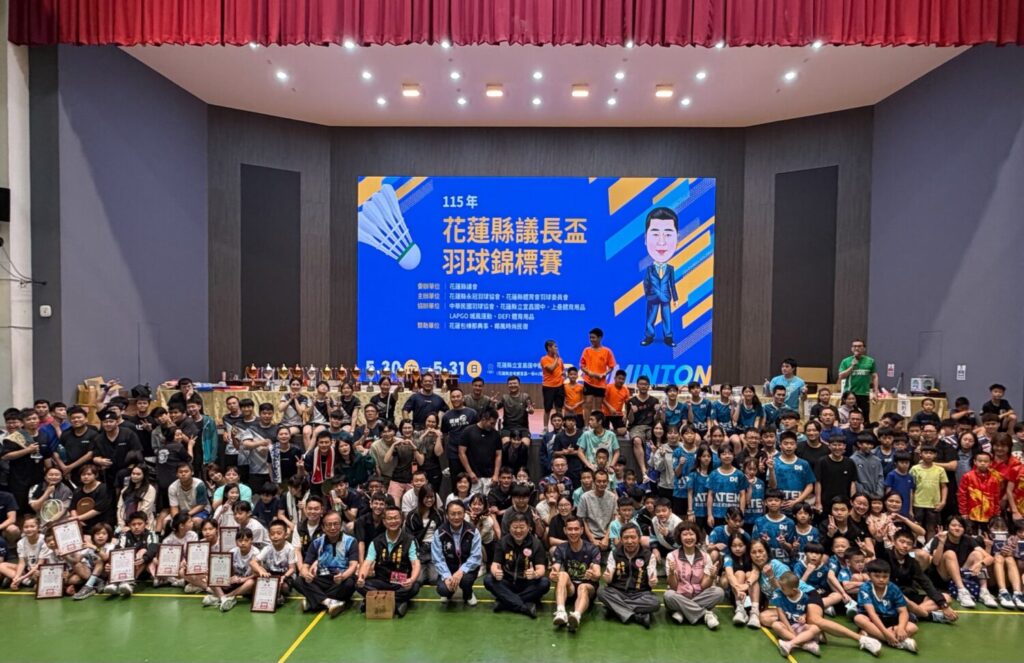 張峻（第一排中著黑色外套者）與參賽選手合影。（圖／記者 趙靜姸翻攝）