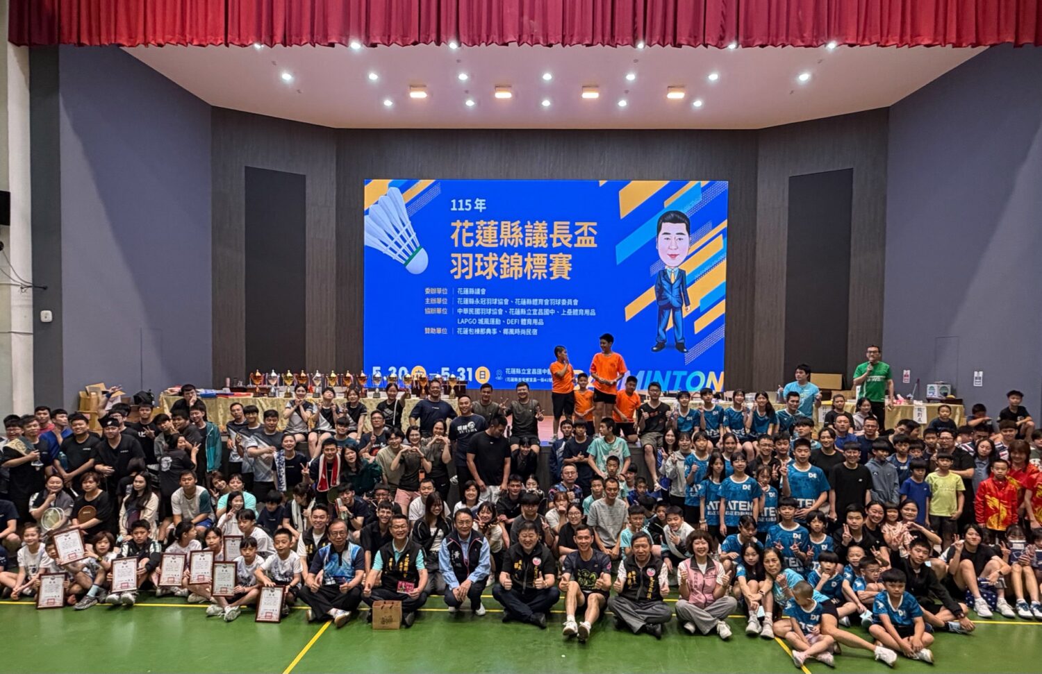張峻(第一排中著黑色外套者)與參賽選手合影。(圖/記者 趙靜姸翻攝)