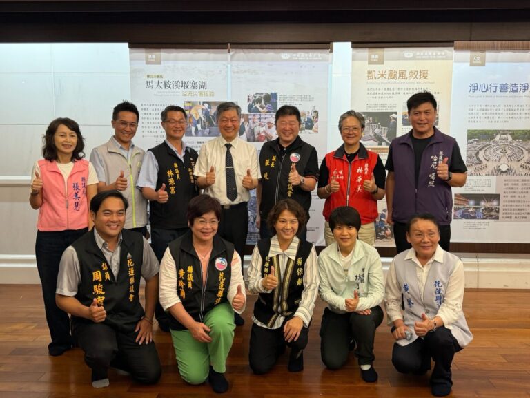 張峻（後排右三）昨（3）日率花蓮縣議員團拜訪慈濟基金會慈發處防災組主任呂芳川（後排中）。（圖／記者 趙靜姸翻攝）
