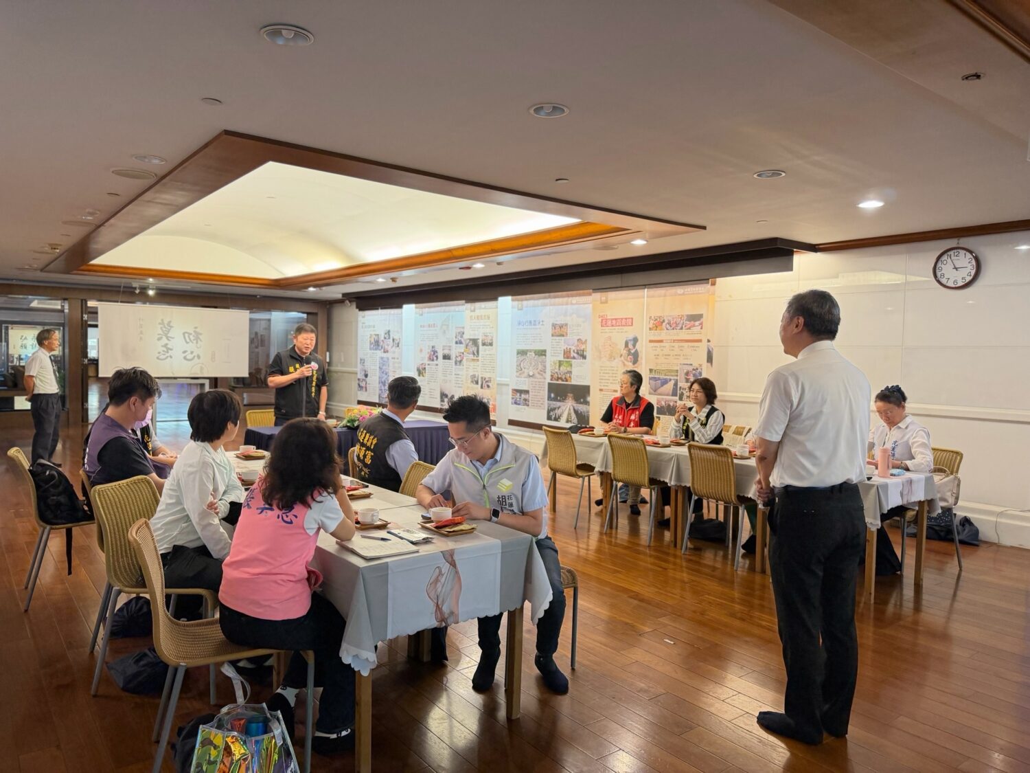 張峻（圖中著黑色外套站立者）強調未來花蓮縣政府與各鄉鎮公所應積極與慈濟防救災系統對接，建立更緊密的協調合作機制，讓官民力量能在災前、災中、災後無縫銜接。（圖／記者 趙靜姸翻攝）