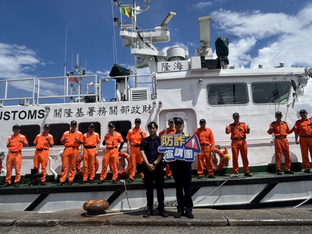 八斗子警方結合海巡力量進行聯合勤務，並透過面對面宣導，提升民眾識詐、防詐能力。（圖／記者薛秀蓮 翻攝)