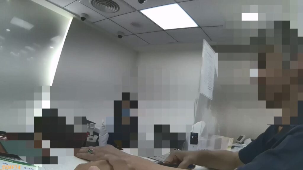警方耐心向報案人解釋詐騙手法。(圖/記者薛秀蓮 翻攝)