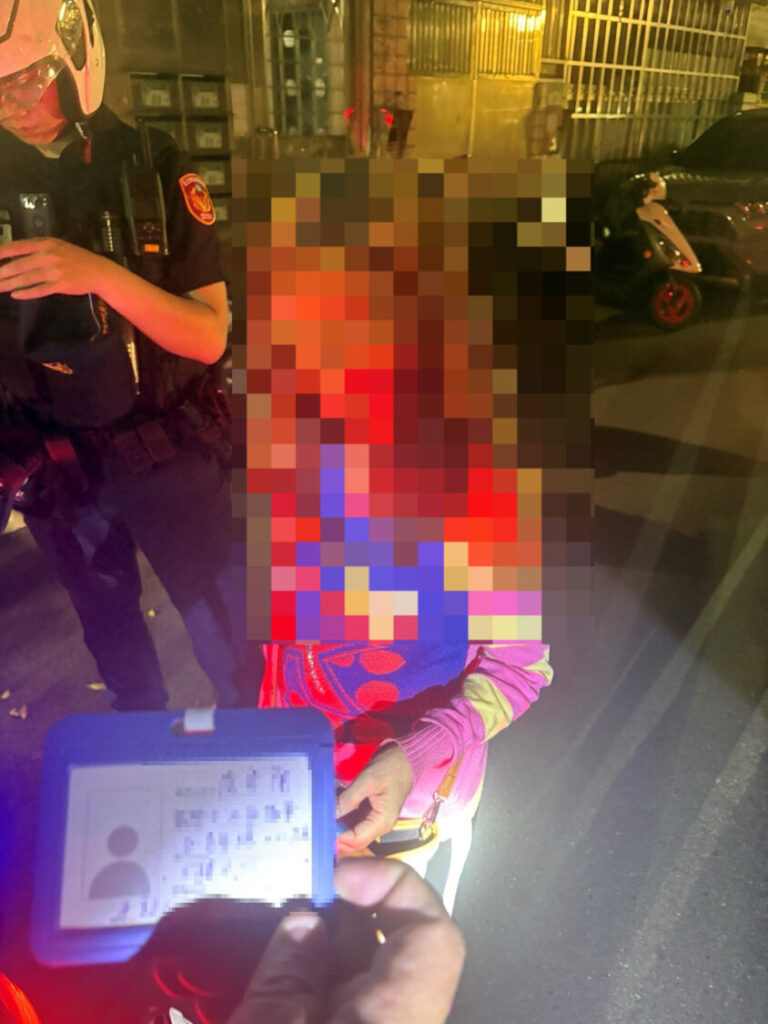 員警獲報抵達現場上前關心婦人狀況。(圖/記者薛秀蓮 翻攝)