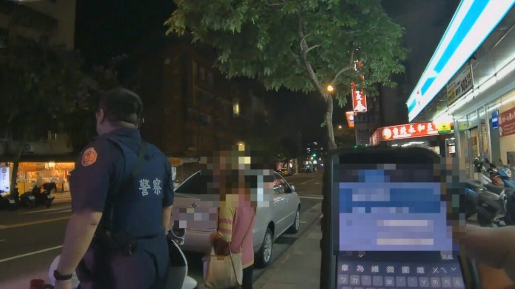 員警陪同婦人等候護送。(圖/記者薛秀蓮 翻攝)