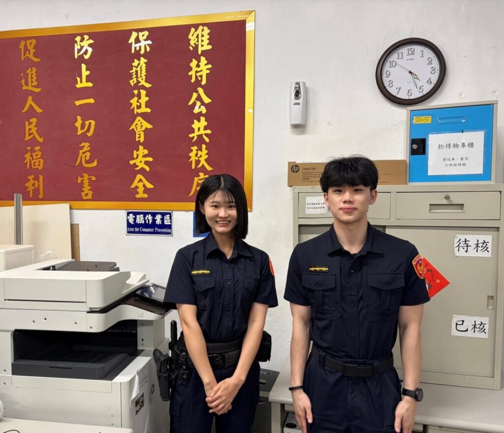 內湖分局大湖派出所警員崔瑞琪(左)、林冠勛(右)。（圖／記者薛秀蓮 翻攝)