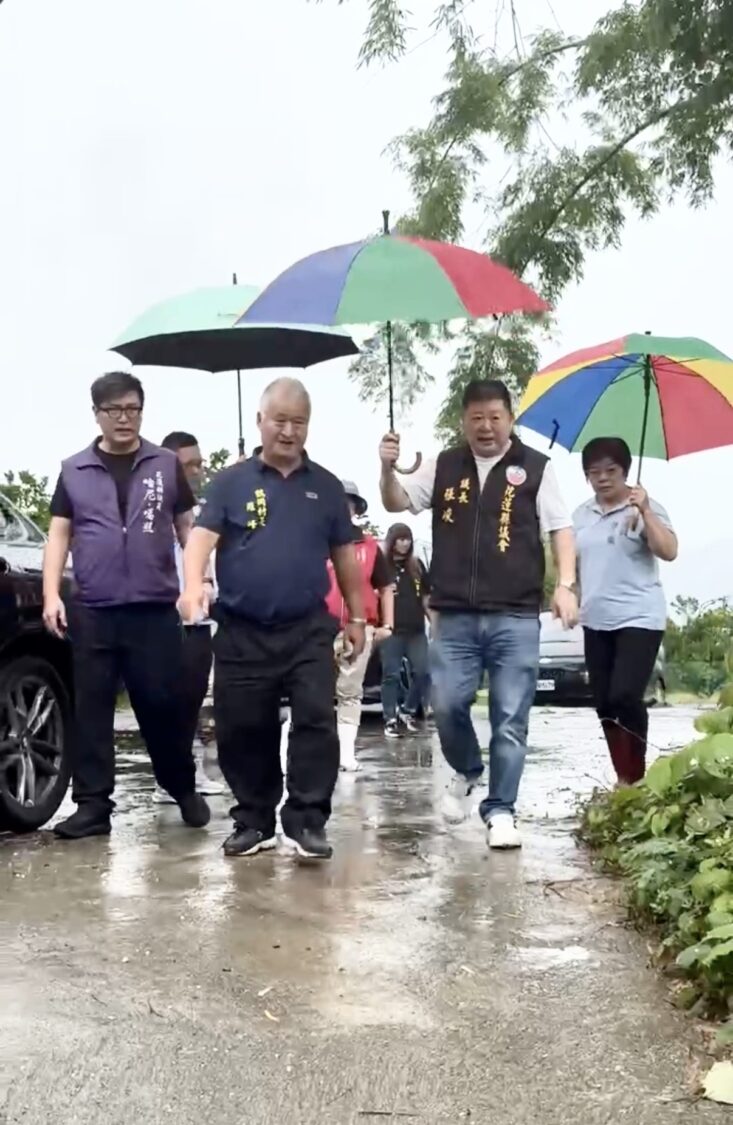 張峻(右二)昨(15)日前往瑞穗文旦柚產區現勘,了解氣候因素造成果園減產的災損情況。(圖/記者 趙靜姸翻攝)