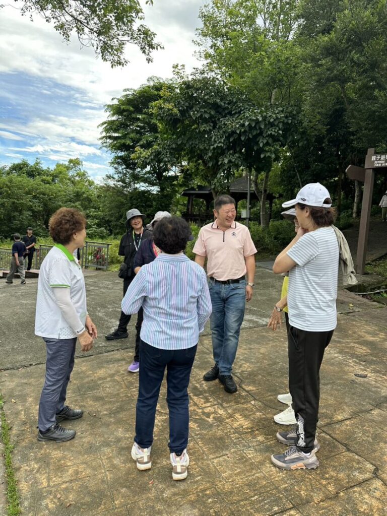 張峻（右二）今（16）日清晨率領多位縣議員前往花蓮市美崙山健行步道，與晨運鄉親面對面交流，並傾聽民眾對美崙山未來發展的建議。（圖／記者 趙靜姸翻攝）