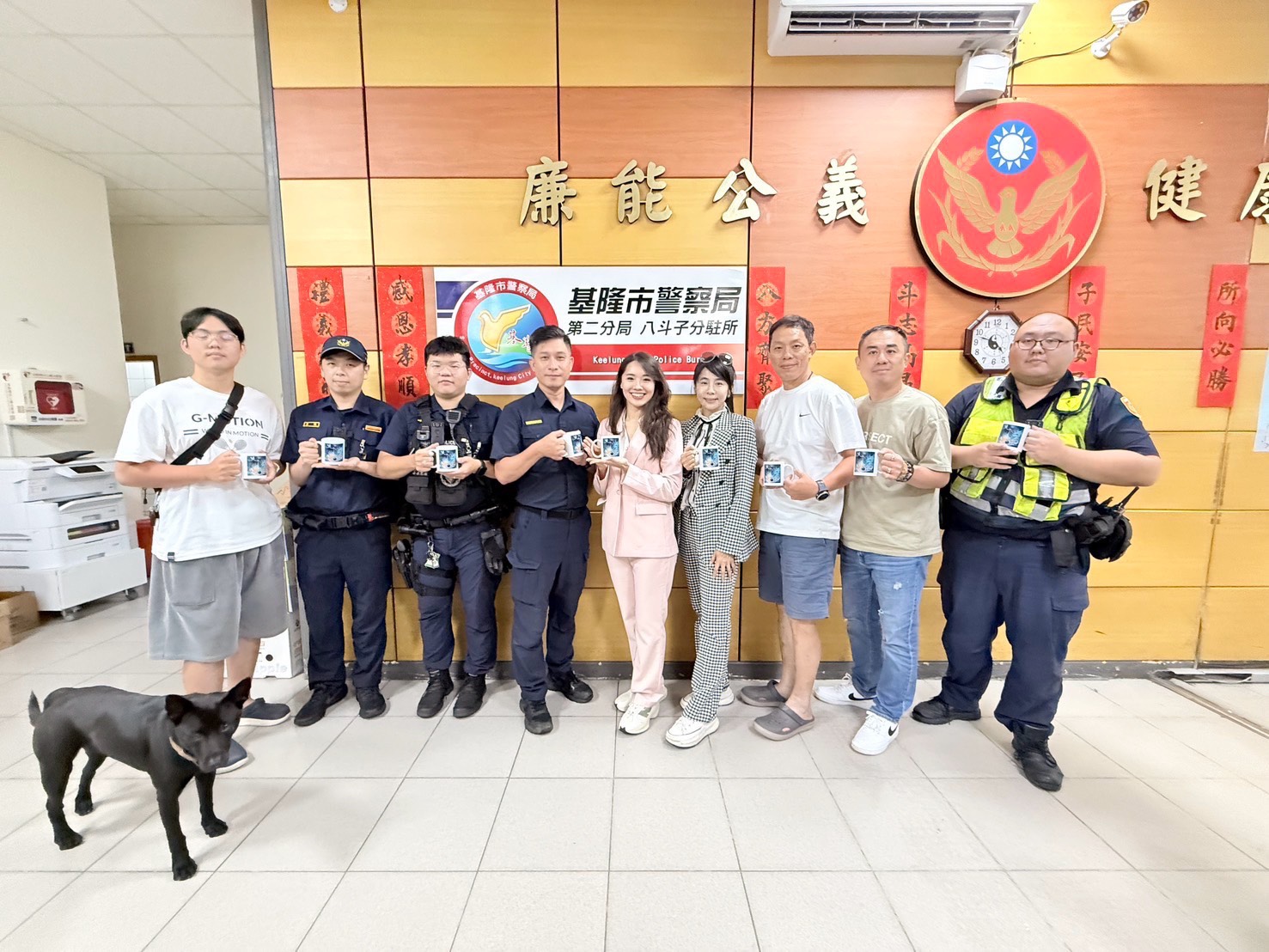 歡慶警察節！許睿慈暖心致贈「小管家」彩繪杯墊與馬克杯　慰勉基隆警二分局辛勞