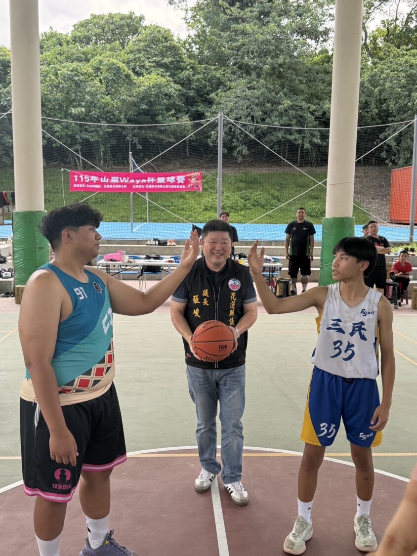 張峻(中)為籃球比賽的選手開球。(圖/記者 趙靜姸翻攝)