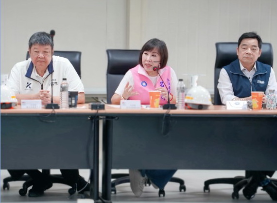 平鎮臨時站10月啟用，呂玉玲會勘爭取西側天橋保障通勤權益。(圖／記者翻攝)