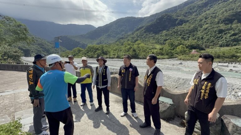 近日萬榮鄉萬里溪上游發現新的堰塞湖,張峻(右三)今(23)日率隊前往會勘,實地了解堰塞湖現況及下游防災整備情形。(圖/記者 趙靜姸翻攝)