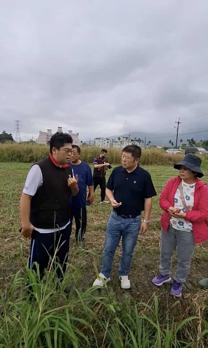 張峻（右二）表示，今天到現場會勘，就是希望讓相關單位第一時間掌握實際災情，儘速完成災損查報作業，協助農民依法申請天然災害救助，減輕農民損失。（圖／記者 趙靜姸翻攝）