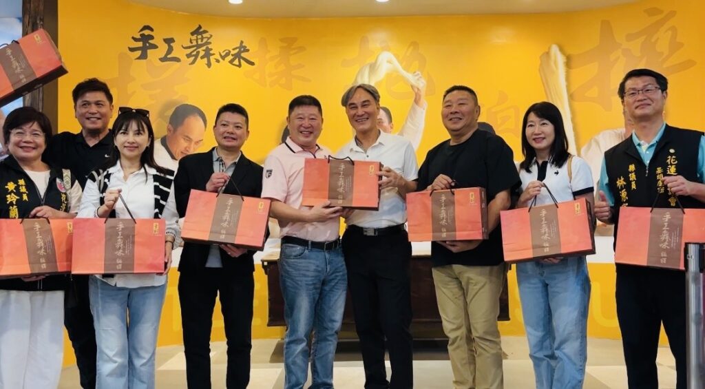 張峻（前排左四）歡迎交流團到訪，也專程陪同走訪花蓮市名產店消費，用實際行銷力，振興花蓮觀光收入、力促花蓮災後振興，活絡地方產業發展。（圖／記者 趙靜姸翻攝）