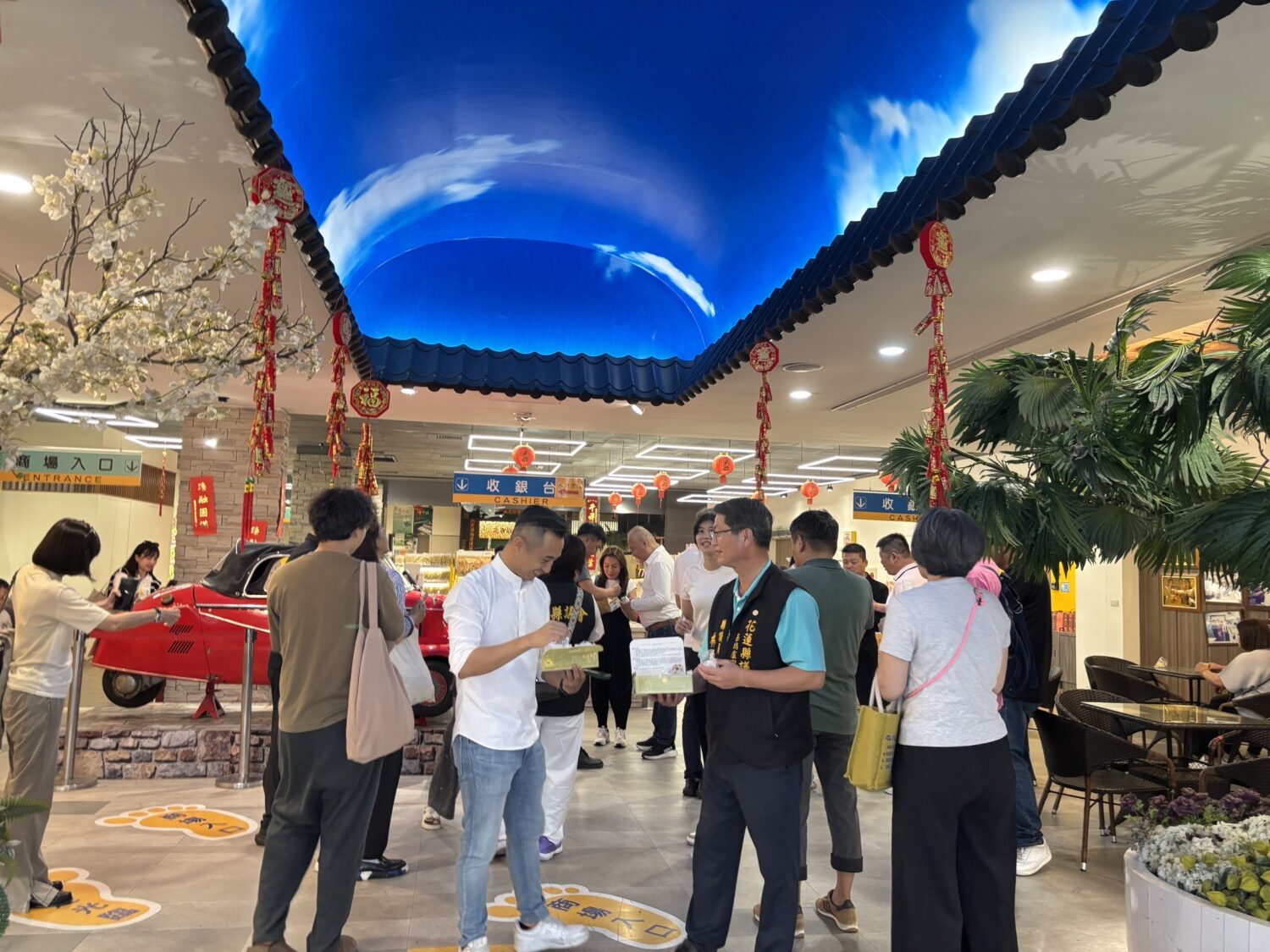 交流團成員在花蓮市名產店選購花蓮特產。（圖／記者 趙靜姸翻攝）