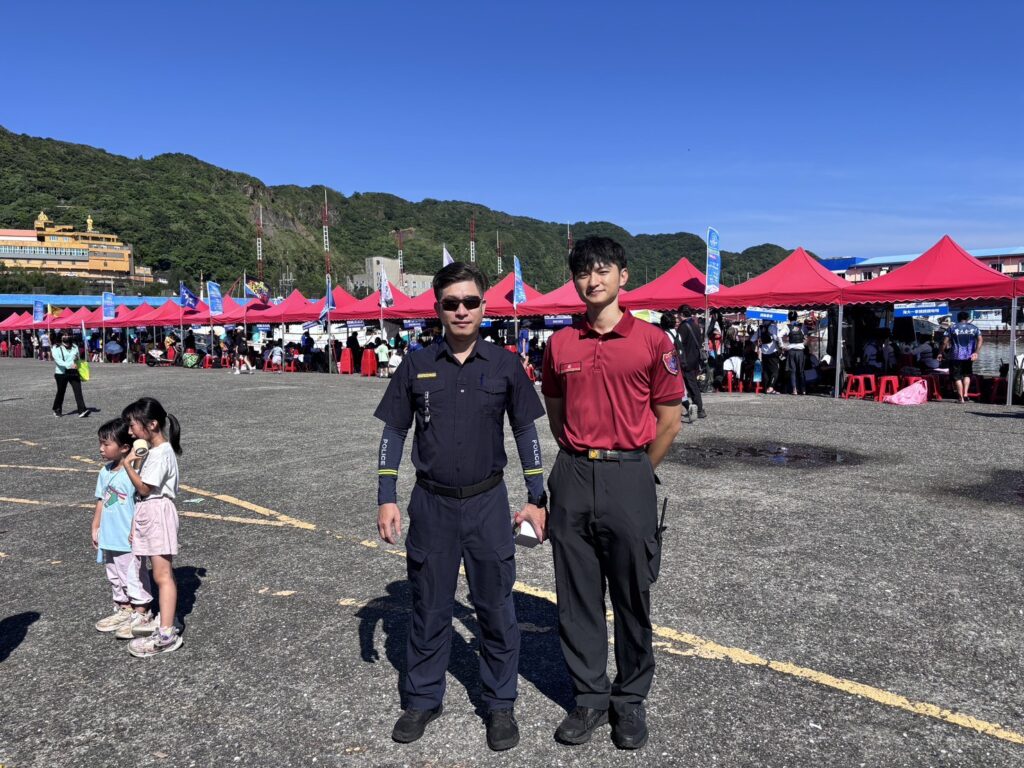 警方共襄盛舉龍舟比賽，並於現場反詐宣導。（圖／記者薛秀蓮 翻攝)