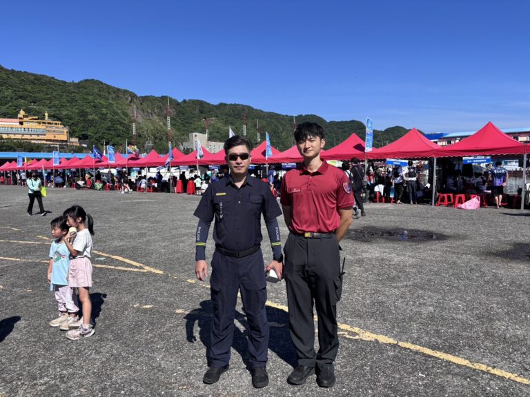 警方共襄盛舉龍舟比賽，並於現場反詐宣導。（圖／記者薛秀蓮 翻攝)