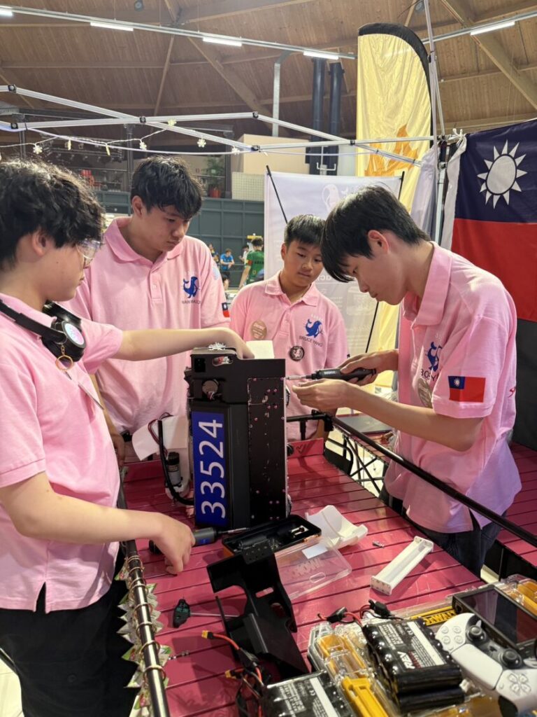 VIS國際實驗教育機器人研究社面對困境不放棄，主動向各國參賽隊伍尋求協助。募集淘汰零件，重新組裝一台可參賽的機器人。（圖／台北市VIS國際實驗高中提供）