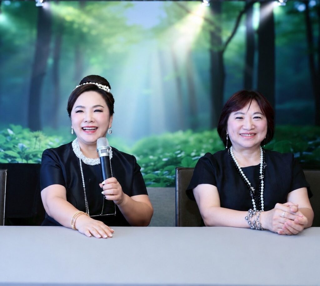 2023年，孫妤舒(左)創辦台灣世界夫人發展協會，並擔任理事長一職與副理事長謝佩欣(右)。（圖/台灣世界夫人發展協會提供）