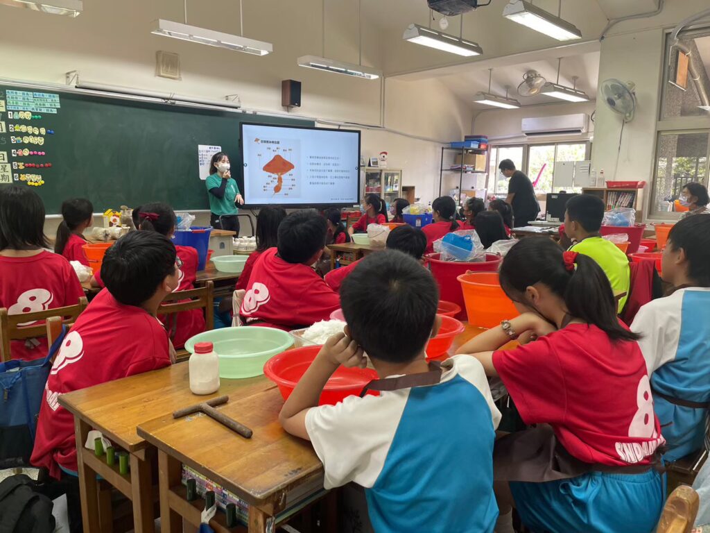豐年農場將「一杯一菇」食農教育課程帶入校園,引導學生從咖啡渣再利用出發,認識菇類栽培與資源循環概念。 (圖/豐年靈芝菇類生態農場)