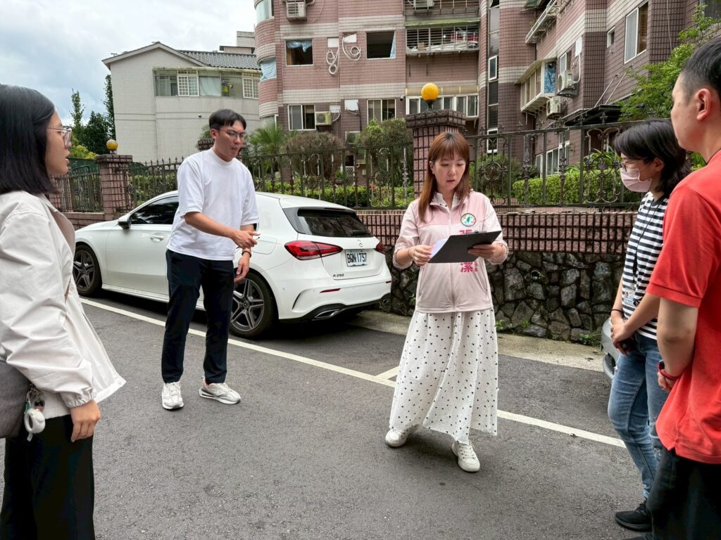 台北市議員張文潔會勘公用停車位遭違法佔用。（圖／張文潔辦公室提供）