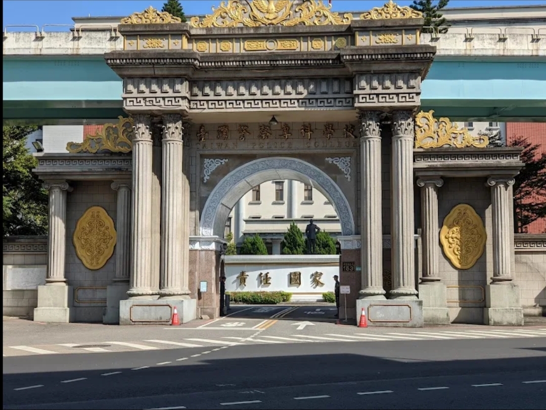 警專近期因宿舍管理及成績評量爭議受到外界關注,家長質疑部分課程成績處理方式欠缺一致性,恐影響學生畢業分發、學分取得及警察特考資格。(圖/記者 包克明翻攝)