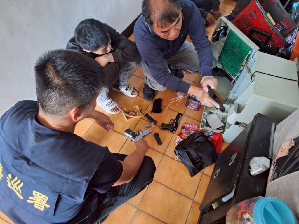 海巡署偵防分署新竹查緝隊與新竹市警察局第三分局破獲擁槍藥頭據點。（圖／海巡署）