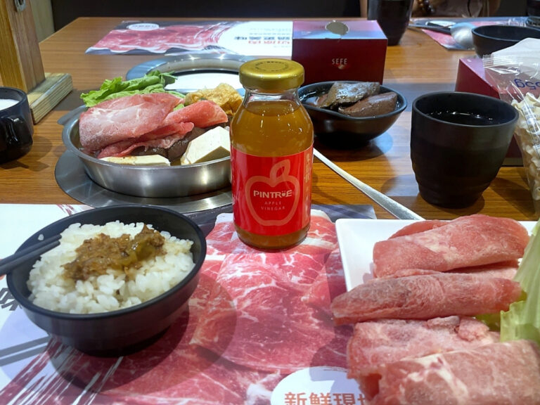 即開即飲果醋採小玻璃瓶包裝設計,方便外食族攜帶與搭配餐食飲用。(圖/品醋迷提供)