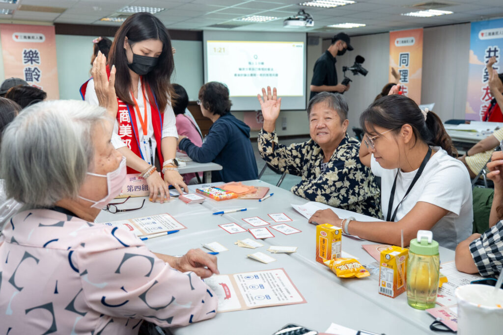 弘道老人福利基金會透過「孟婆體驗」，以情境體驗方式帶領參與者認識失智者可能面臨的生活情境。（圖／三商美邦人壽提供）